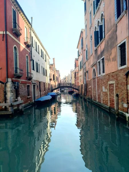 Venedik Gondollu Küçük Bir Köprünün Dikey Görüntüsü — Stok fotoğraf