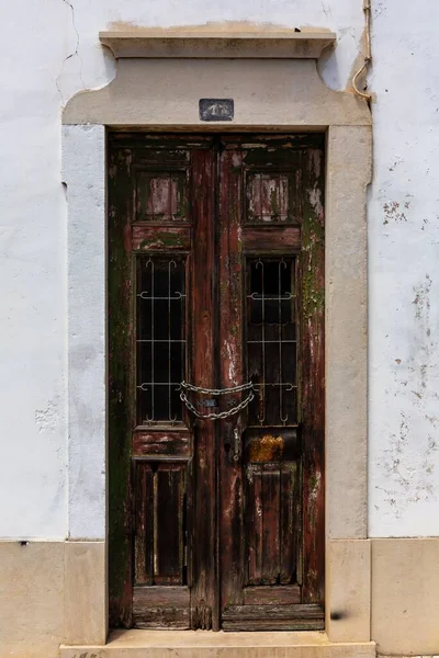 Tiro Vertical Uma Porta Madeira Velha Edifício Fechado Com Correntes — Fotografia de Stock