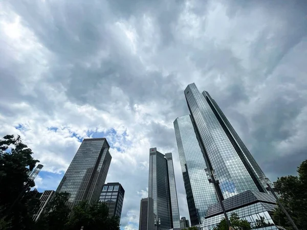 ドイツのフランクフルトの中心部にある高層ビジネスビルは 曇り空に対して — ストック写真