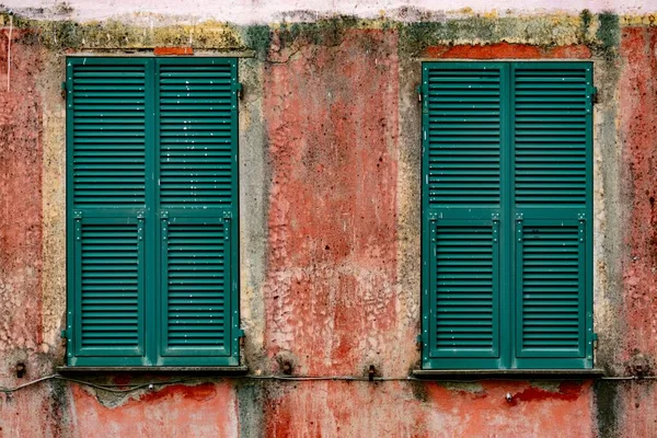 Eine Nahaufnahme Von Grünen Fenstern Auf Alten Rustikalen Gebäude — Stockfoto