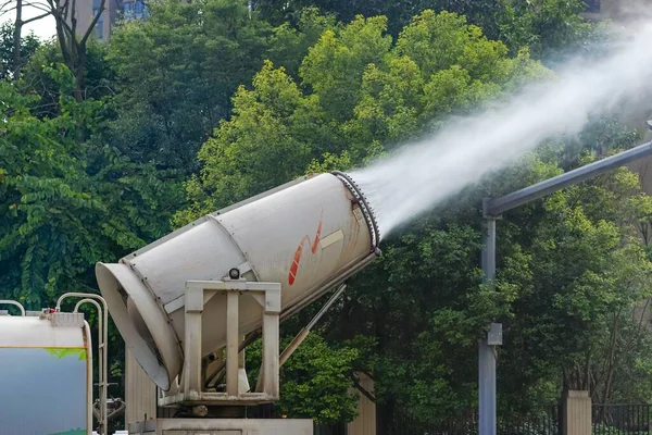 Een Zicht Een Mistkanon Creëert Een Rokerbarrière Met Bomen Achtergrond — Stockfoto