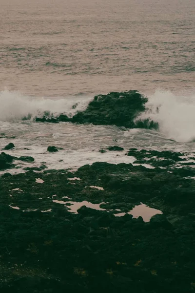 Coup Vertical Vagues Éclaboussant Baie Boue Pierres — Photo