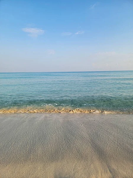 Вертикальний Знімок Піщаного Пляжу Блакитному Морі Сонячний День — стокове фото