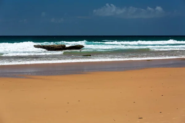 Живописный Вид Скалы Песчаном Пляже Фоне Синего Моря Солнечный День — стоковое фото