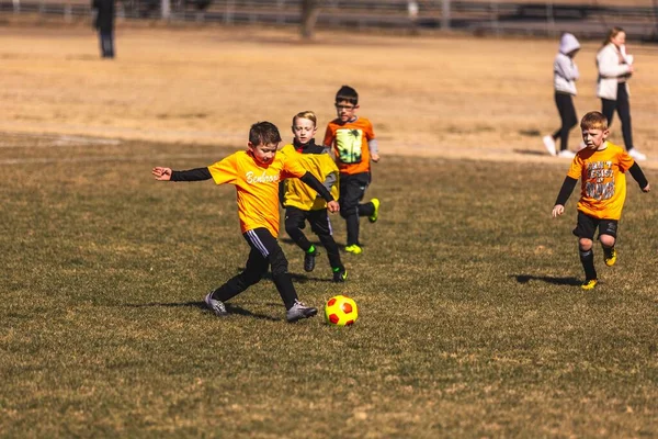 Νέοι Ποδοσφαιριστές Παίζουν Γήπεδο Στο Fort Worth Ηνωμένες Πολιτείες — Φωτογραφία Αρχείου