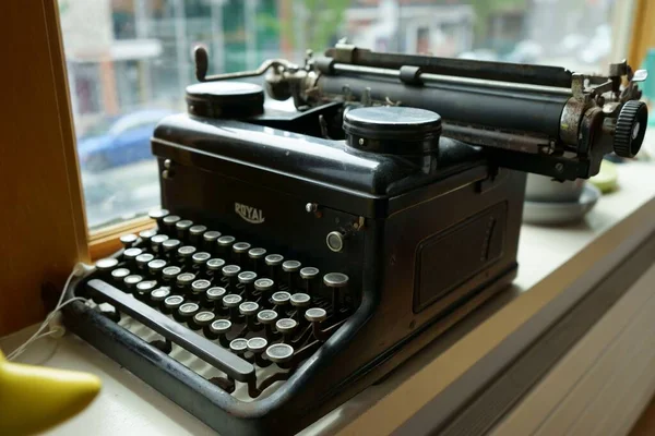 Eine Selektive Fokusaufnahme Einer Alten Royal Schreibmaschine Auf Der Fensterbank — Stockfoto