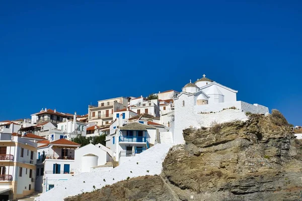 Bella Chiesa Bianca Bizantina Una Roccia Isola Skopelos Grecia — Foto Stock