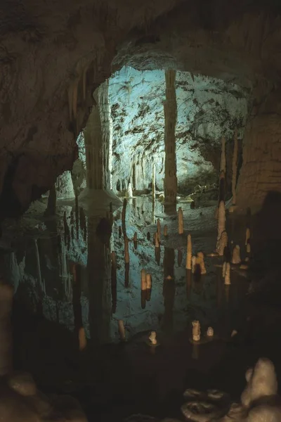 Ένα Κάθετο Πλάνο Του Καρστ Από Τις Όμορφες Σπηλιές Frasassi — Φωτογραφία Αρχείου