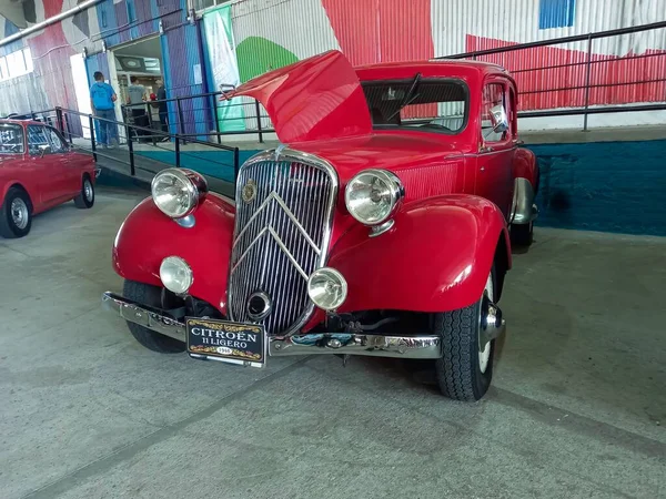 Vintage Rood Elegante Citroen Traction Avant Legere Een Magazijn Vooraanzicht — Stockfoto