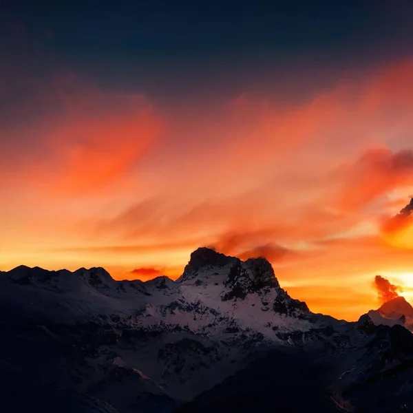 Piękny Widok Górskiego Krajobrazu Pod Zachmurzonym Niebem Podczas Zachodu Słońca — Zdjęcie stockowe