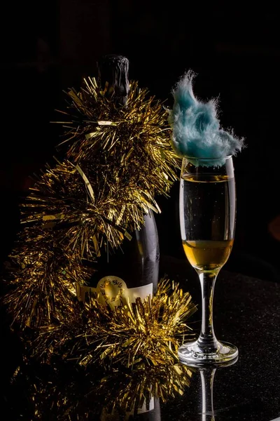 Vertical Shot Glass Champagne Golden Christmas Chain Isolated Dark Background — Stock Photo, Image