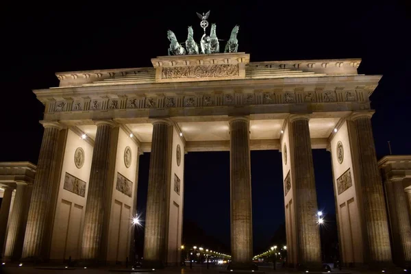 Esta Puerta Monumento Neoclásico Berlín Que Construye Siglo —  Fotos de Stock