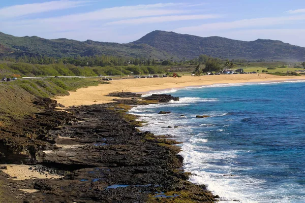 Ein Wilder Strand Auf Hawaii Wird Von Den Wellen Des — Stockfoto