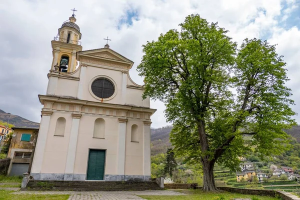 Neirone Deki Dağların Arkasındaki Katolik Kilisesinin Düşük Açılı Bir Görüntüsü — Stok fotoğraf