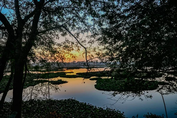 Ein Malerischer Blick Auf Einen See Der Bei Sonnenuntergang Mit — Stockfoto