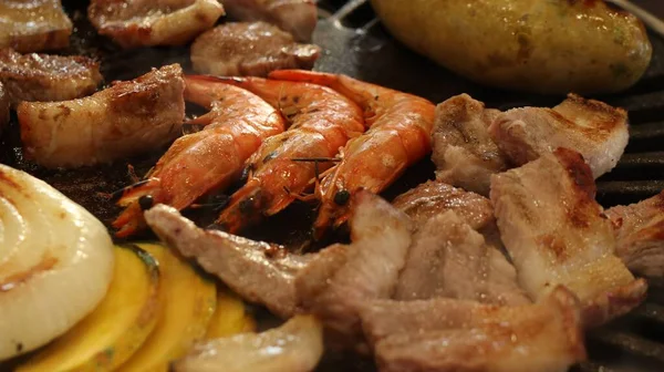 Primer Plano Barbacoa Coreana Con Carne Cerdo Recién Asada Camarones — Foto de Stock