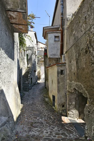 Tiro Vertical Rua Estreita Entre Edifícios Antigos Orsomarso Região Calábria — Fotografia de Stock