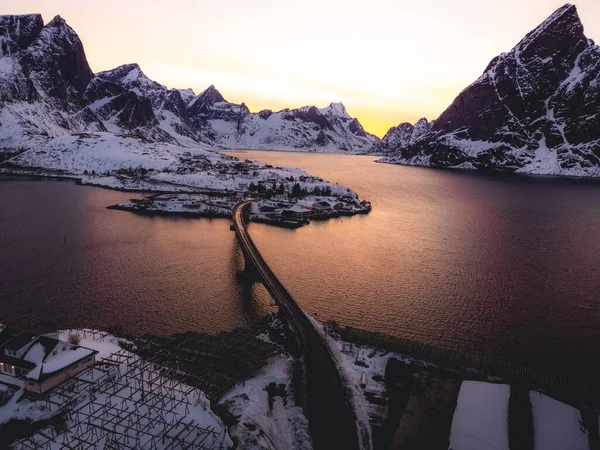 Uno Scatto Aereo Delle Montagne Dell Isola Lofoten Durante Tramonto — Foto Stock