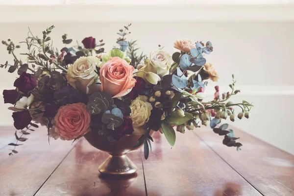 木のテーブルの上に花瓶にカラフルなバラと美しい花の配置 — ストック写真