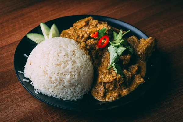 Plate Tasty Rendang Rice Dish Wooden Table — Stock Photo, Image