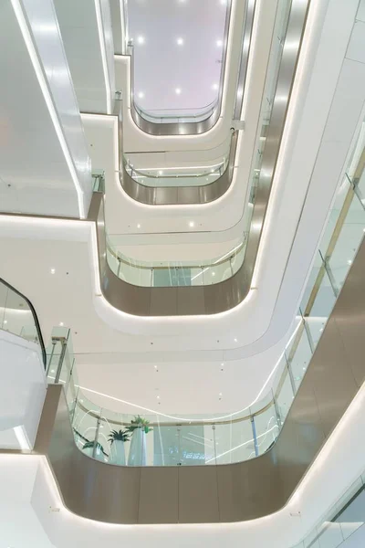Alacsony Látószögű Kilátás Modern Bevásárlóközpont Belső Fehér — Stock Fotó