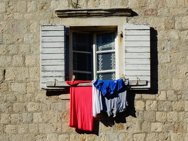 Sušící Prádlo Visící Venku Starém Dřevěném Okně — Stock fotografie