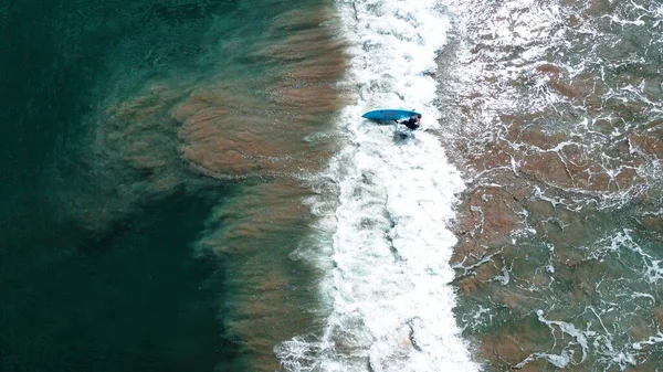 モーリシャスのタマリン湾で波をサーフィンサーファーのトップビュー — ストック写真