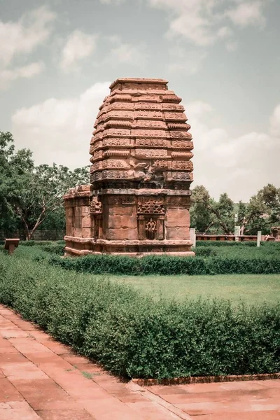 Eine Vertikale Aufnahme Einer Struktur Pattadakal Umgeben Von Hecken Mit — Stockfoto