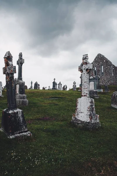 Tiro Vertical Cruzes Celtas Cemitério Mosteiro Clonmacnoise County Offaly Irlanda — Fotografia de Stock