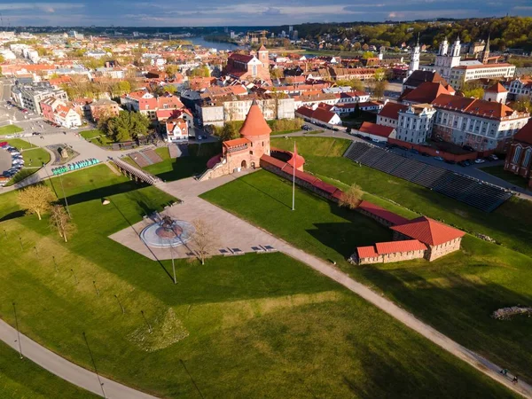 リトアニアのカウナスにある美しい庭園のある赤レンガ造りの城 — ストック写真