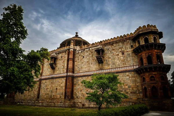 Ângulo Baixo Uma Mesquita Antiga Delhi Índia Contra Céu Azul — Fotografia de Stock