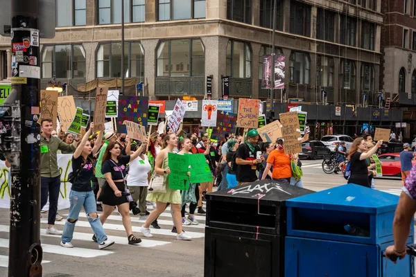 在美国 抗议者举着 我的身体 我的选择 禁止炸弹 而不是身体 堕胎权 支持堕胎权的标语牌抗议 — 图库照片