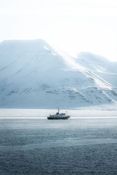 Barco Mar Congelado Perto Das Montanhas Uma Manhã Ensolarada — Fotografia de Stock