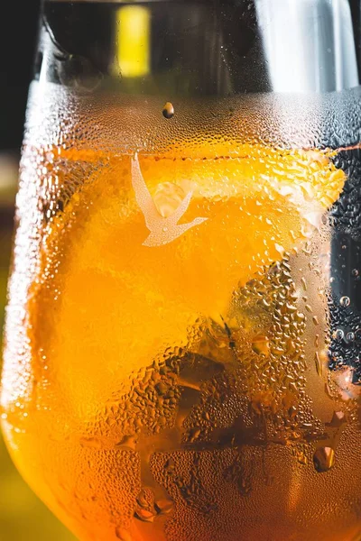 Een Verticale Close Van Aperol Spritz Cocktail — Stockfoto