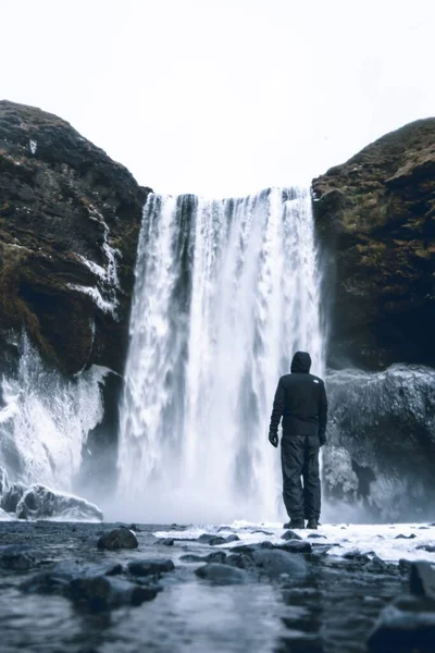 Вертикальный Снимок Самца Водопадом Скогафосс Ярким Небом Исландия — стоковое фото
