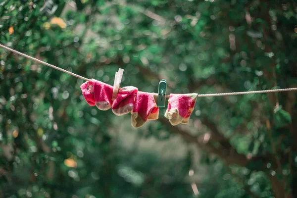 Chaussettes Rouges Jaunes Pour Bébé Sur Une Fine Corde Tendue — Photo