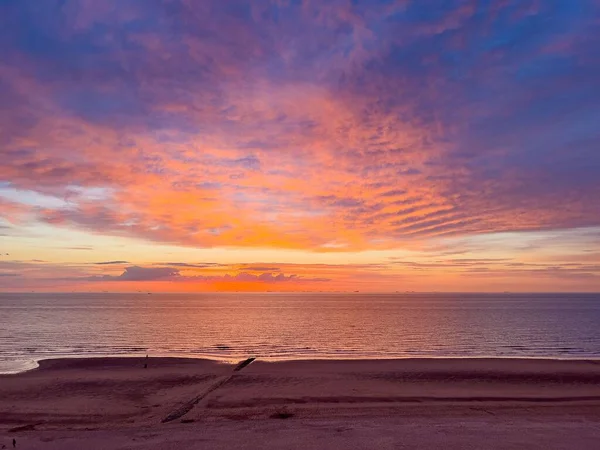 Eine Wunderschöne Sonnenuntergangslandschaft Vom Strand Aus Gesehen — Stockfoto