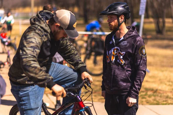 Rowerzyści Zbierają Się Cieszyć Się Miłością Rowerów Dziećmi Świeżym Powietrzu — Zdjęcie stockowe