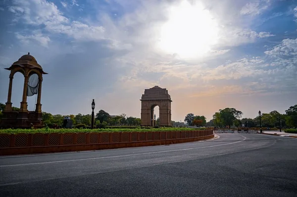 Una Vista Panorámica Puerta India Contra Camino Asfalto Nueva Delhi —  Fotos de Stock