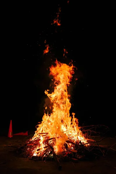 Огромное Пламя Огненной Соломинки Ночам — стоковое фото