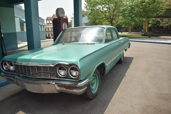 Une Vieille Voiture Couleur Vert Américain Ressemblant Chevrolet Impala Garée — Photo