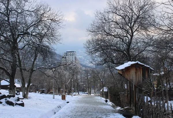 Una Vista Panorámica Vieja Ciudad Tiflis Cubierta Nieve Primavera — Foto de Stock