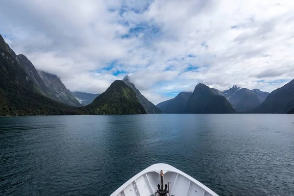 ニュージーランドの南島にあるミルフォードサウンドの船からの息をのむような景色 — ストック写真