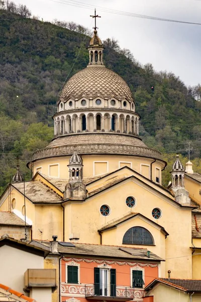 Tiro Vertical Igreja Fundo Montanhas Verdes Gattorna — Fotografia de Stock