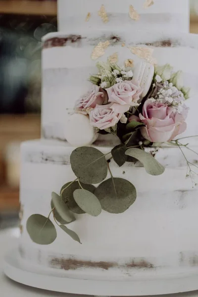 一张漂亮的结婚蛋糕的照片 上面有花卉装饰 — 图库照片