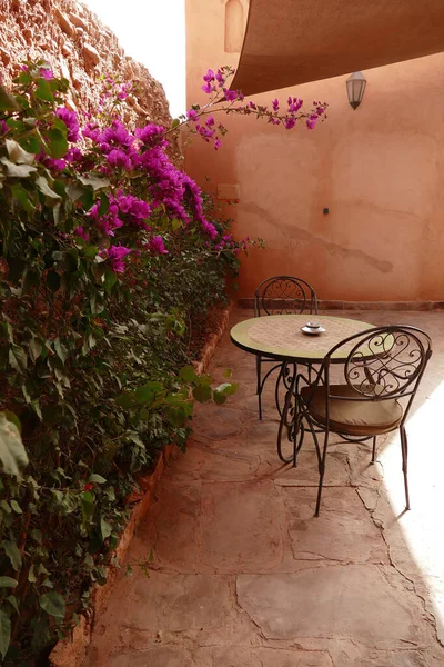 Taras Hotelowy Stołem Krzesłami Ouarzazate Maroko Afryka — Zdjęcie stockowe