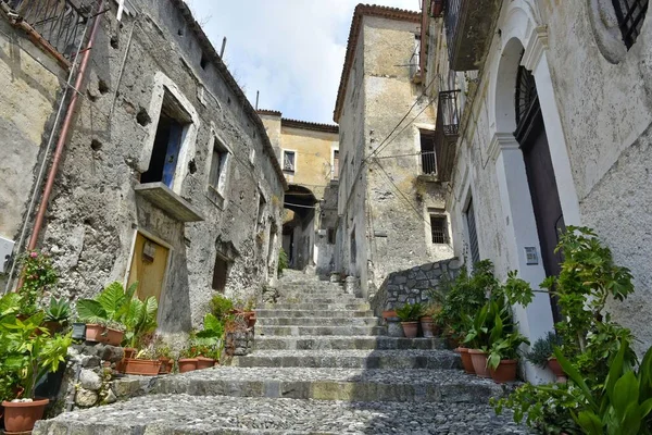 Vue Angle Bas Une Rue Étroite Entre Vieilles Maisons Dans — Photo