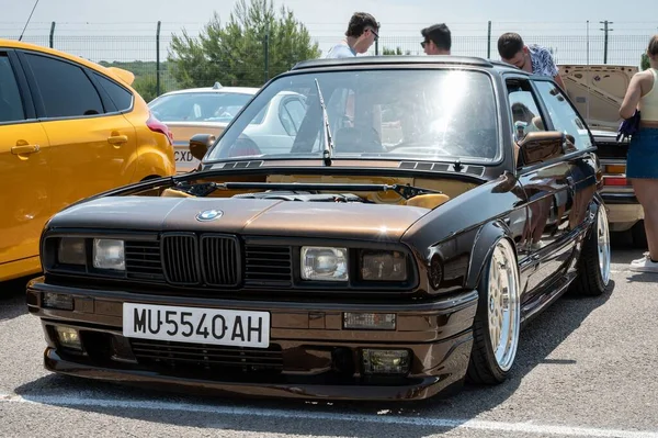 Belo Bmw E30 Marrom Com Faróis Quadrados Capuz Aberto Show — Fotografia de Stock