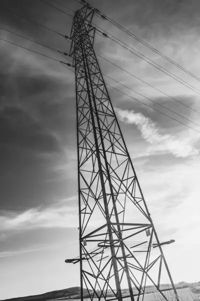 送電塔の垂直グレースケールの低角度ショット — ストック写真