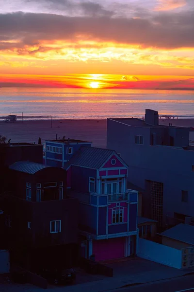 Een Verticaal Zicht Vanuit Lucht Een Prachtige Zonsondergang Boven Zee — Stockfoto
